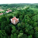 Zamek Na Wodzie W Wojnowicach 3*