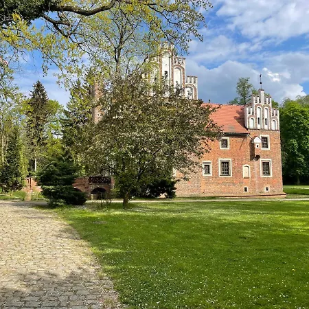 Zamek Na Wodzie W Wojnowicach 3*