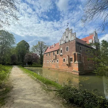Zamek Na Wodzie W Wojnowicach Bed & Breakfast 3*