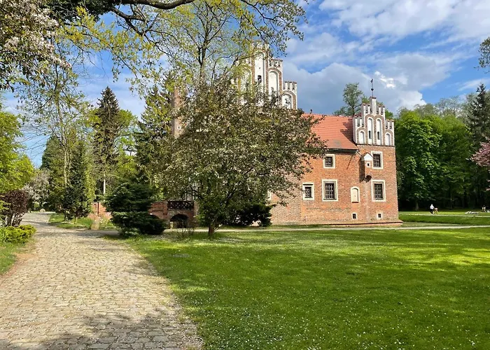 Zamek Na Wodzie W Wojnowicach 3*