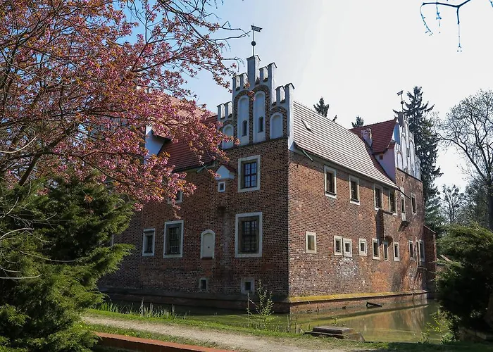 Zamek Na Wodzie W Wojnowicach 3*